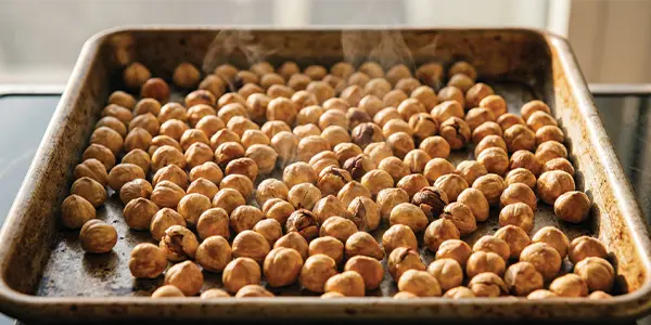 مغز فندق خام و تازه اشکورات برای تهیه کره فندق خانگی با کیفیت