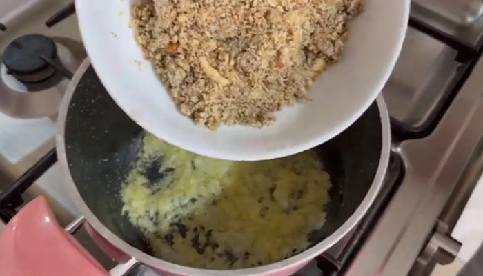 تفت دادن پیاز و گردو