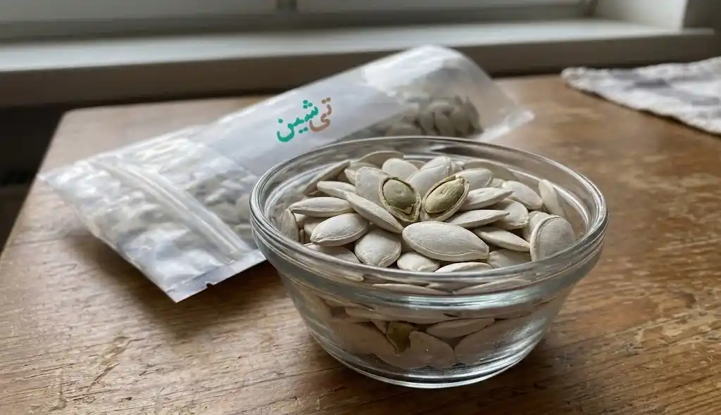 تخمه کدو گوشتی پرمغز با پوست سفید نازک در کاسه