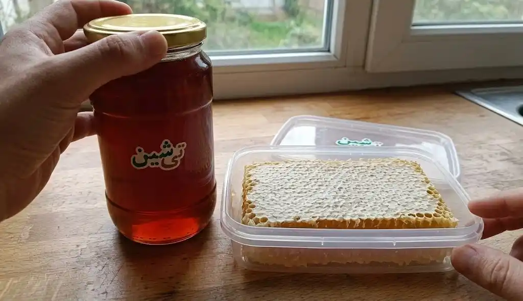بررسی بسته بندی عسل طبیعی موم دار و عسل چهل گیاه